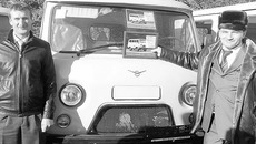 Сергей Козюлин (справа) с сертификатом на получение автомобиля УАЗ. Фото предоставлено администрацией района