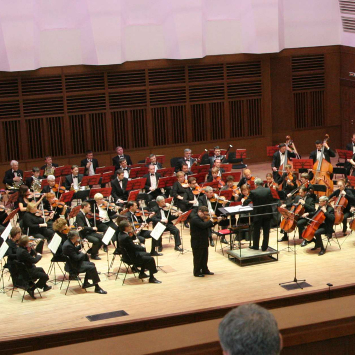 Одно из главных действующих лиц фестиваля — филармонический симфонический оркестр. Фото Михаила ПЕРМИНА