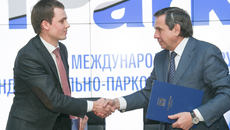 Богдан Григорьев и Владимир Городецкий после подписания соглашения. Фото Аркадия УВАРОВА