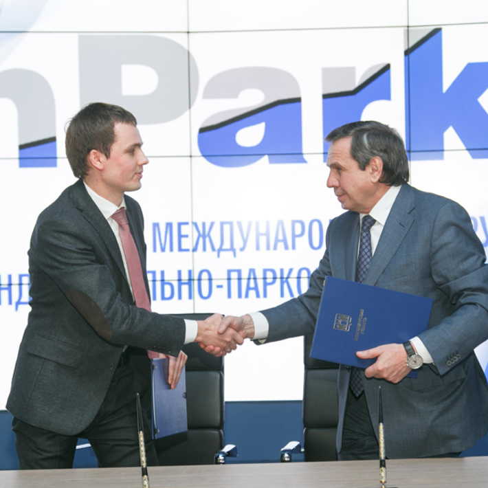 Богдан Григорьев и Владимир Городецкий после подписания соглашения. Фото Аркадия УВАРОВА