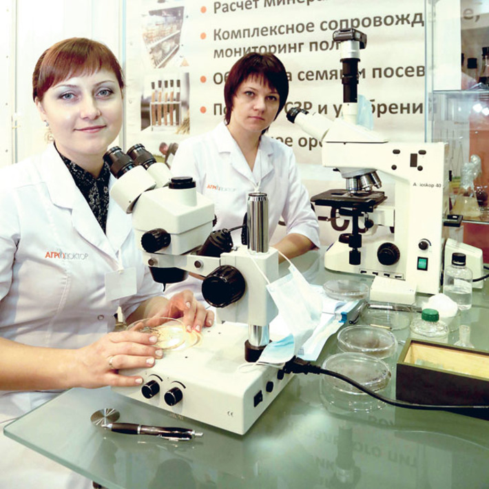 Специалисты «Агродоктора» за работой на выставке. Фото Михаила ПЕРМИНА