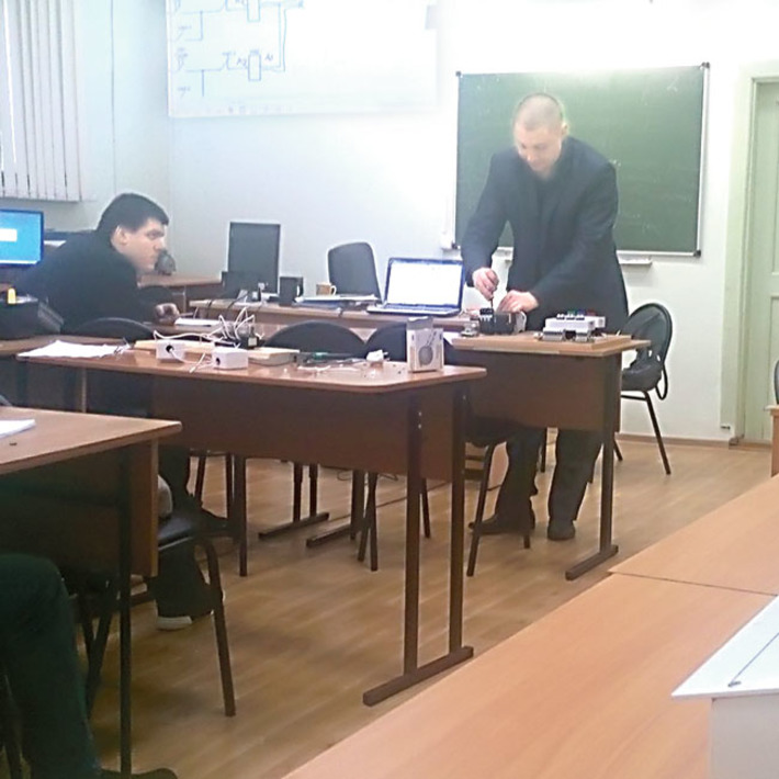 Открытый урок в Неделю мехатроники провели в лаборатории автоматизации технологических процессов и автоматизированного управления Новосибирского технического колледжа им. А.И. Покрышкина. Фото с сайта www.ntmm.ru