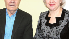 Ирина Анатольевна Степанова, специалист по управлению персоналом Новосибирского региона ЗСЖД, и Дмитрий Митрофанович Бельков — представители разных поколений железнодорожников,  но единомышленники по отношению к делу, к истории родной страны. Фото Елены КОСТИНОЙ