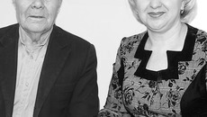 Ирина Анатольевна Степанова, специалист по управлению персоналом Новосибирского региона ЗСЖД, и Дмитрий Митрофанович Бельков — представители разных поколений железнодорожников,  но единомышленники по отношению к делу, к истории родной страны. Фото Елены КОСТИНОЙ