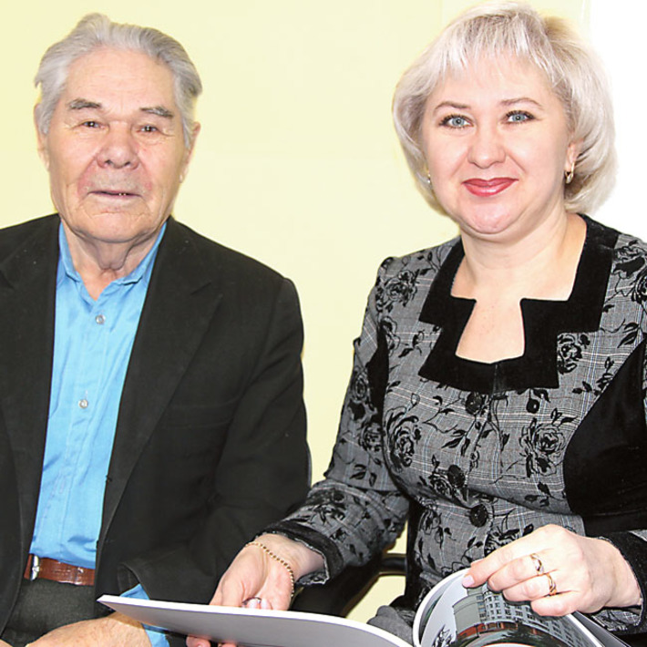 Ирина Анатольевна Степанова, специалист по управлению персоналом Новосибирского региона ЗСЖД, и Дмитрий Митрофанович Бельков — представители разных поколений железнодорожников,  но единомышленники по отношению к делу, к истории родной страны. Фото Елены КОСТИНОЙ