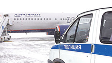 Около ста пассажиров были вынуждены провести в аэропорту три часа. Фото предоставлены пресс-службой УТ МВД России по СФО