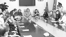 С напутствием к своим новым друзьям-соратникам обращается Любовь Зябрева.Фото Аркадия УВАРОВА