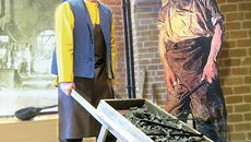 Они встретились более чем два века спустя: бородатый истопник, поддерживавший огонь в печи Сузунского медеплавильного завода, и наш современник, помогающий воссоздавать уникальную историю родного края. Фото Виталия ЗЛОДЕЕВА