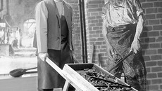 Они встретились более чем два века спустя: бородатый истопник, поддерживавший огонь в печи Сузунского медеплавильного завода, и наш современник, помогающий воссоздавать уникальную историю родного края. Фото Виталия ЗЛОДЕЕВА