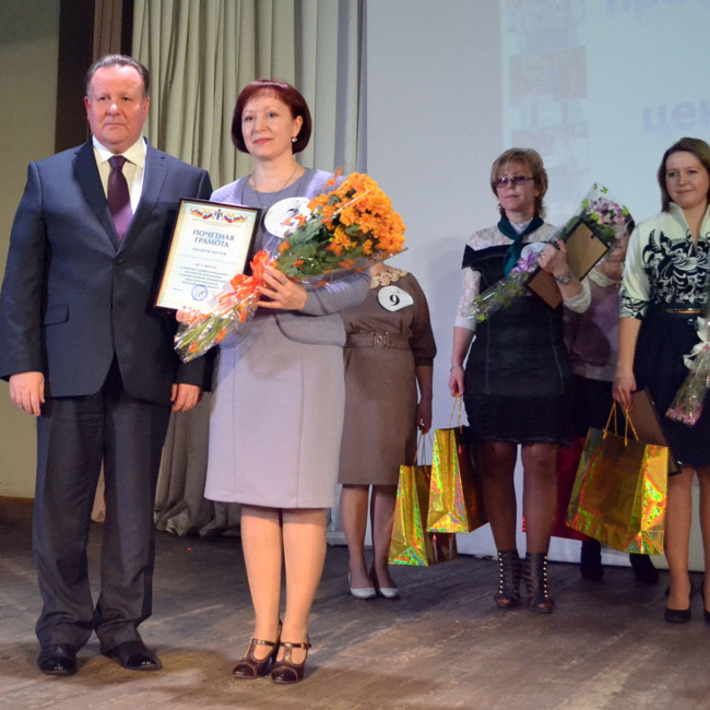 Игорь Шмидт награждает победительницу конкурса Елену Азарову