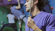 Актер Алексей Кучинский (Робин Гуд) на тренировке по скалолазанью