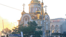 Привокзальная площадь и сгоревший после прямого попадания снаряда троллейбус. Регулярные обстрелы города-миллионника никого не шокируют. Фото с сайта ru.tsn.ua