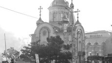 Привокзальная площадь и сгоревший после прямого попадания снаряда троллейбус. Регулярные обстрелы города-миллионника никого не шокируют. Фото с сайта ru.tsn.ua