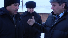 Губернатор Новосибирской области Владимир Городецкий в хозяйстве одного из лучших фермеров Краснозёрского района Михаила Клиншова. Фото Марины ЛУПЕЙКЕНЕ