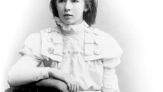 На фотографии Ева Окунева, в замужестве Крылова, похожа на тихо растущий и благоухающий на клумбе цветок, но она отнюдь не была тихоней. Встреть мы ее сейчас, Ева рассказала бы и про ужасы Первой мировой, и про гонения на представителей высокого сословия..