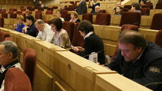 Представители СМИ попробовали себя  в роли парламентариев. Фото Аркадия УВАРОВА