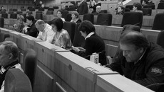 Представители СМИ попробовали себя  в роли парламентариев. Фото Аркадия УВАРОВА