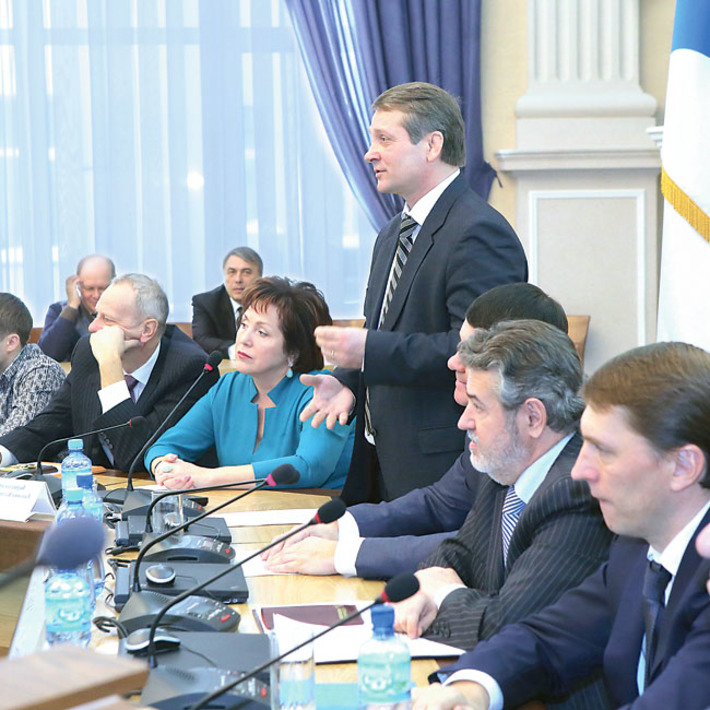 Президент Новосибирской городской ТПП Юрий Бернадский отметил вклад победителей в развитие города. Фото Михаила ПЕРИКОВА