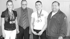 На приеме у Аркадия Звонкова спортсмены Татьяна Никишева, Максим Фомин и тренер Сергей Тузов. Фото предоставлены администрацией Черепановского района