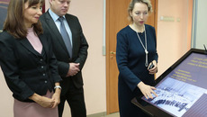 Одно движение — и вы в электронном архиве. У монитора: заместитель председателя правительства Новосибирской области — министр юстиции Наталья Омелёхина, начальник областного управления Государственной архивной службы Константин Захаров и ведущий архивист отдела использования и публикаций документов Анна Ключкина. Фото Михаила ПЕРМИНА