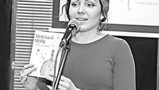 Олеся Иванова, артистка «Первого театра», подарила книгу А. Сент-Экзюпери «Маленький принц». Фото с сайта www.ngonb.ru