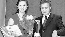 Приз «Спортивная элита» Ольге Вилухиной вручает вице-губернатор Новосибирской области Виктор Шевченко