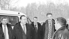К депутатам люди обращались прямо на улице. Фото с сайта zs.nso.ru