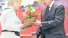 Владимир Городецкий наградил лучших  работников региона. Фото Аркадия УВАРОВА