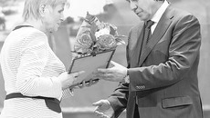 Владимир Городецкий наградил лучших  работников региона. Фото Аркадия УВАРОВА