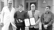 Авторский коллектив проекта (слева направо): к.ф.-м.н. с.н.с. Сергей Ватник, м.н.с. Иван Ведин, к.ф.-м.н. с.н.с. Пётр Курбатов, к.ф.-м.н. с.н.с. Владимир Бельтюгов. На фото нет пятого соавтора — гл. оптика Геннадия Андросова, поскольку нам не удалось его застать. Фото Аркадия УВАРОВА