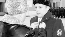 Командующий войсками Сибирского регионального командования ВВ МВД России Виктор Стригунов вручает орден Илье Севастьянову. Фото Дмитрия БОЛДЫРЕВА