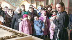 Гостей заинтересовали история и реликвии Вознесенского собора. Фото Аркадия УВАРОВА