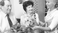 Депутат горсовета Екатерина Митряшина в гостях у супругов Ёлгиных. Фото Михаила ПЕРМИНА