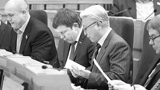 Парламентарии считают, время для увеличения тарифа на капремонт неудачное: наряду с ростом цен и увеличением налоговой нагрузки падает уровень реальных доходов граждан. А тут еще и исполнение программы капремонта хромает… Фото Аркадия УВАРОВА