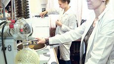 Сотрудники ЛФАВ О.И. Яровая и А.С. Соколова. Фото Михаила ПЕРМИНА