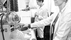 Сотрудники ЛФАВ О.И. Яровая и А.С. Соколова. Фото Михаила ПЕРМИНА