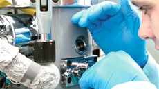 В лаборатории нанодиагностики и нанолитографии Института физики полупроводников им. А.В. Ржанова. За экспериментом наблюдает  аспирант Сергей Ситников. Фото с сайта www.sbras.info