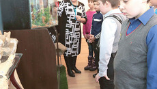 Каждый год количество экскурсантов в Колыванском краеведческом музее увеличивается, более 70 процентов из них иногородние гости и иностранцы. Фото Михаила ПЕРМИНА