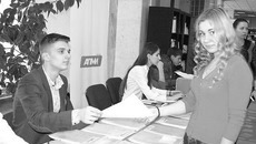 Виктория Грехова, первокурсница СИУ РАНХиГС, пришла узнать, за кого тут голосуют. Фото Валентины МАЛЬЦЕВОЙ