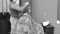 Каждая женщина хочет красивую прическу. Фото Аркадия УВАРОВА