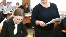 Подавляющее большинство выпускников нынешнего года обеспечили себе проходной билет на ЕГЭ, справившись с итоговым сочинением. Фото Михаила ПЕРМИНА