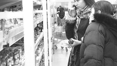 При взгляде на изменившиеся ценники покупатели все чаще впадают в задумчивость. Фото Михаила ПЕРМИНА