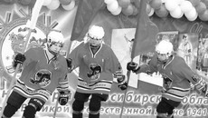 Спортивные делегации приветствует женская хоккейная команда «Пантеры». Фото Натальи МАНТОРОВОЙ