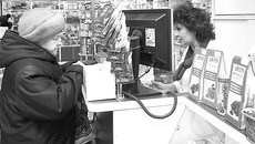 В госаптеках изначально должны продавать дешевые препараты, которые частные аптеки даже не закупают. Фото Аркадия УВАРОВА