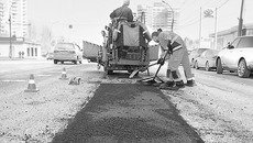 Новосибирские дорожники устраняли оттаявшие из-под снежного покрова повреждения полотна. Фото Михаила ПЕРМИНА