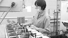 На частном предприятии ОАО «Катод» удалось наладить не только штучное производство электронно- оптических преобразовате- лей, но и вывести работу на серийный уровень. Основная задача — обеспечить выполнение растущего гособоронзаказа и потребности гражданской промышленности. Фото Марии КОЗЛОВОЙ