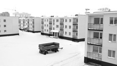 Сколь долго простоят пустыми эти дома, должен решить суд. Фото Аркадия УВАРОВА