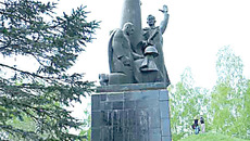 У мемориала в поселке Бетлица