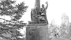 У мемориала в поселке Бетлица
