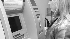 Рекомендуется пользоваться банкоматами в отделениях банков, которые контролируются лучше уличных. Фото Аркадия УВАРОВА